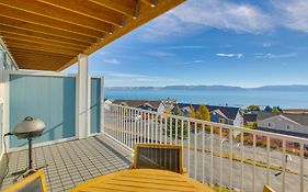 Spacious Garden City Townhome With Lake Views!